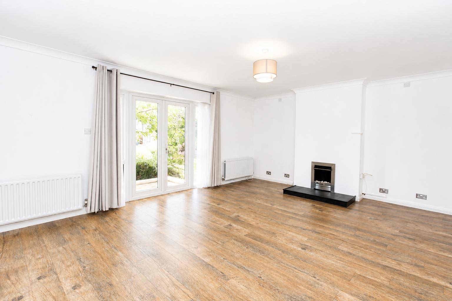 3 bed property in Riverside Close, Wallington